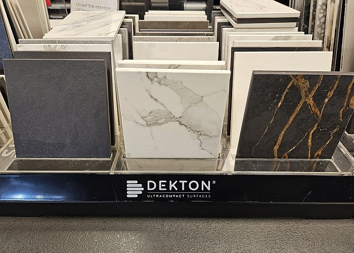 Présentoir avec les différents coloris du Dekton